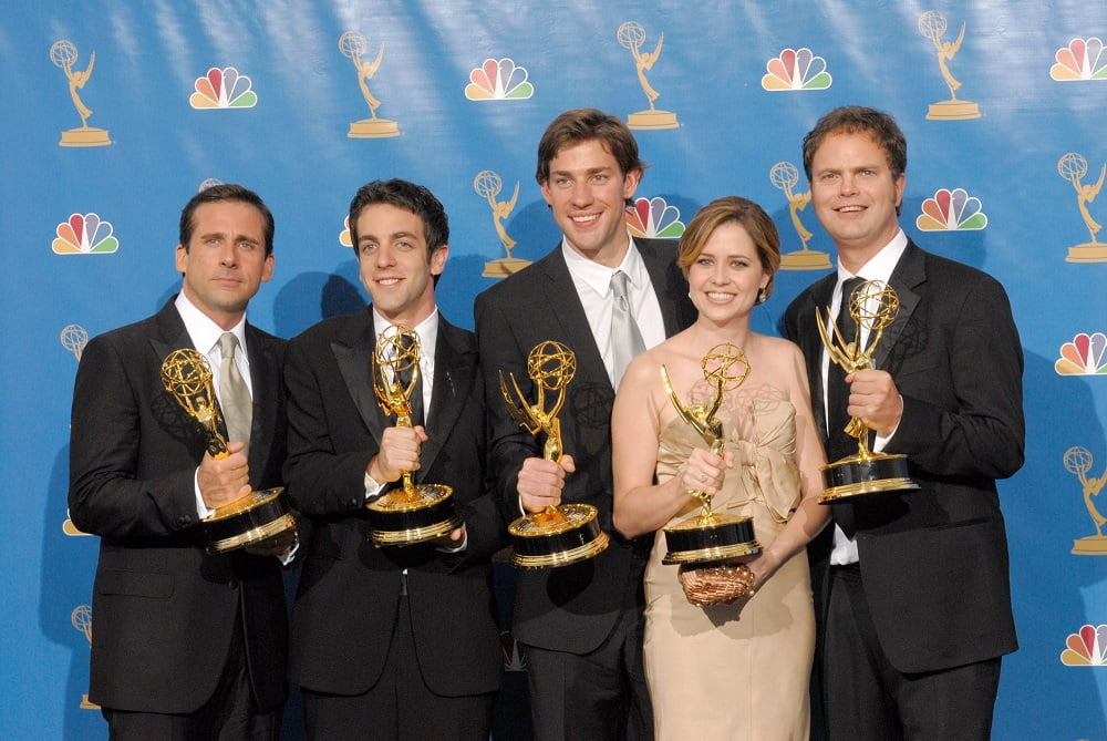Steve Carell, B. J. Novak, John Krasinski, Jenna Fischer e Dwight Schrute seguram cada um, uma estatueta de "Melhor Série de Comédia", do Emmy, que é feita de ouro de uma mulher alada que segura um átomo, que representa a arte e a ciência - assim como estabelece o nome de sua organizadora, a Academia de Televisão, Artes e Ciências. No fundo um painel com o logotipo do canal estadunidense NBC, que transmitia o evento neste ano e o designer da estatueta da premiação.