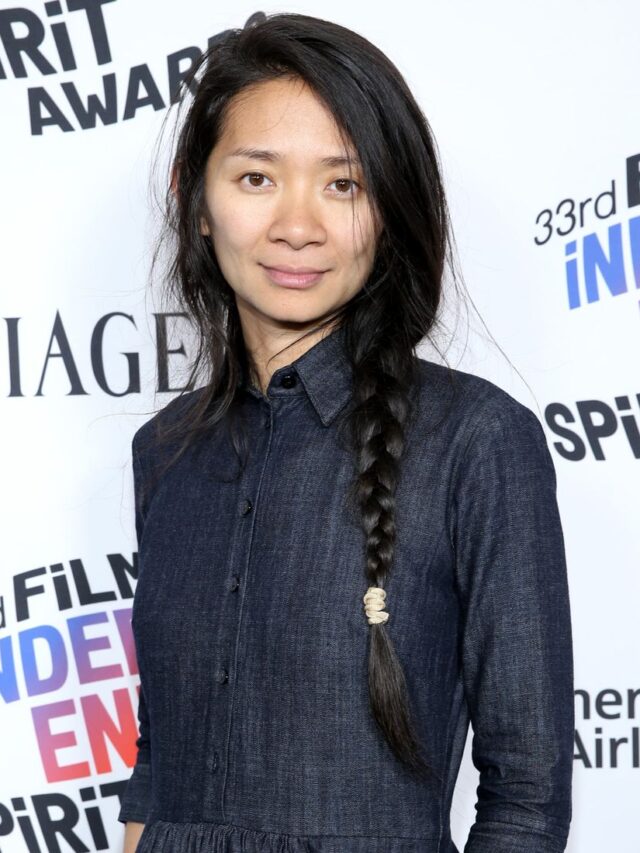 Chloé Zhao fez história no Globo de Ouro ao se tornar a segunda mulher a vencer o prêmio de melhor direção